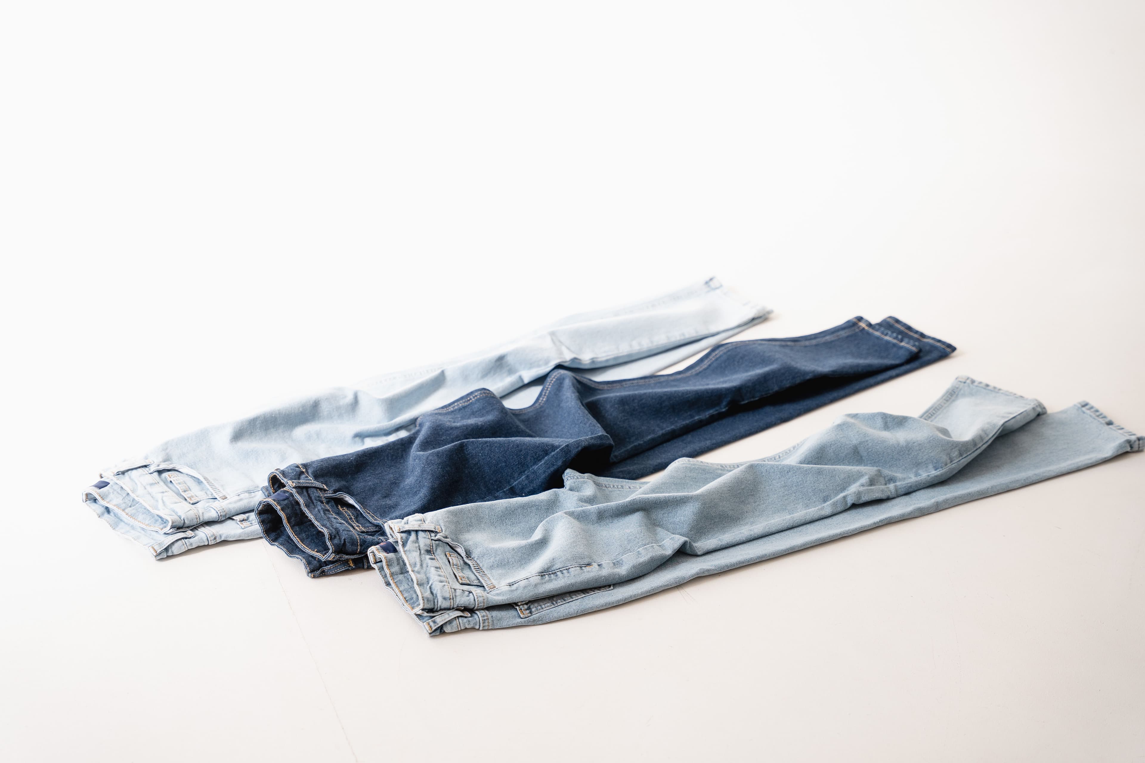 Jeans donados, extendidos antes de ser cortados