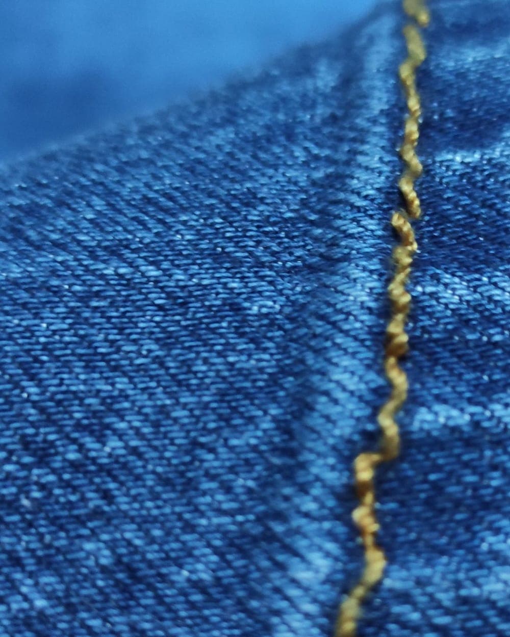 Collar largo de denim con el pespunte dorado del jean como línea central