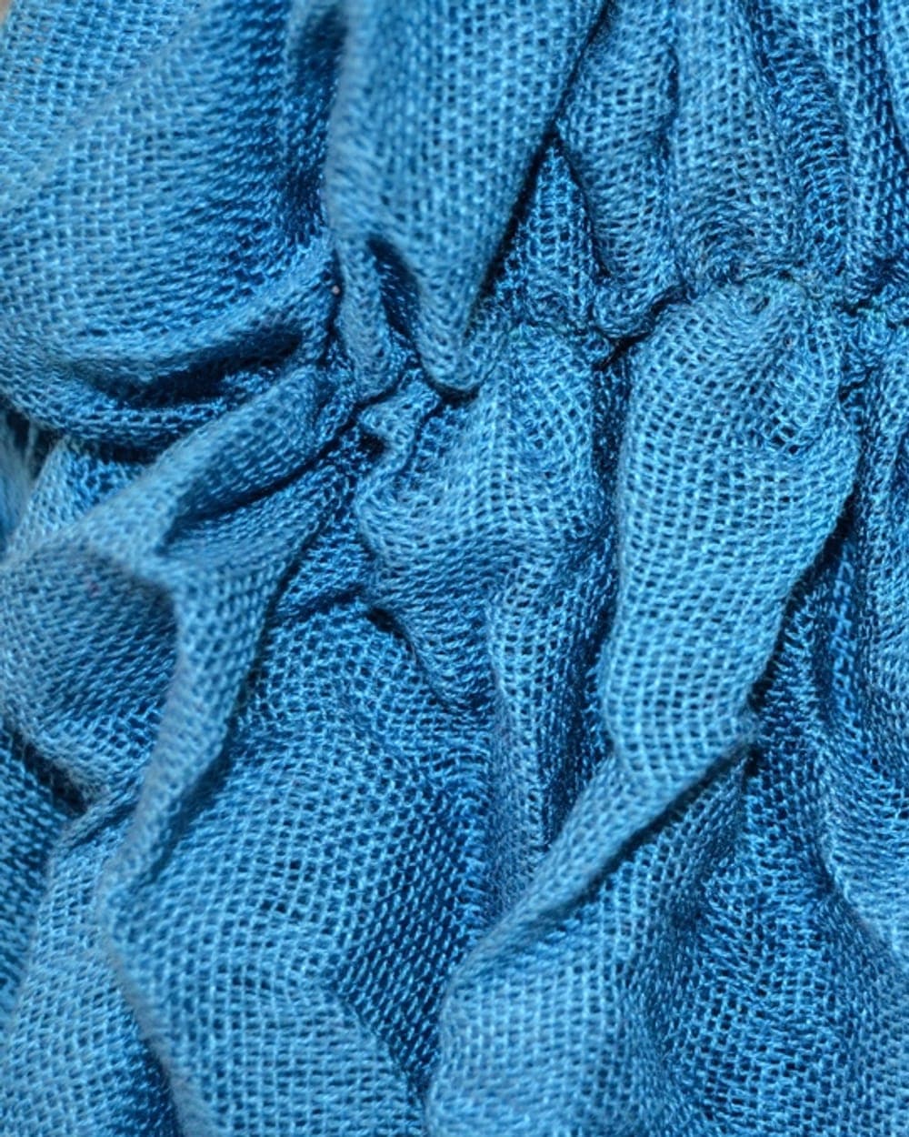 Collar armado con retazos de denim en tres lavados distintos
