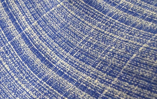 Muestra del tejido: la trama azul y blanca que le da nombre a la colección
